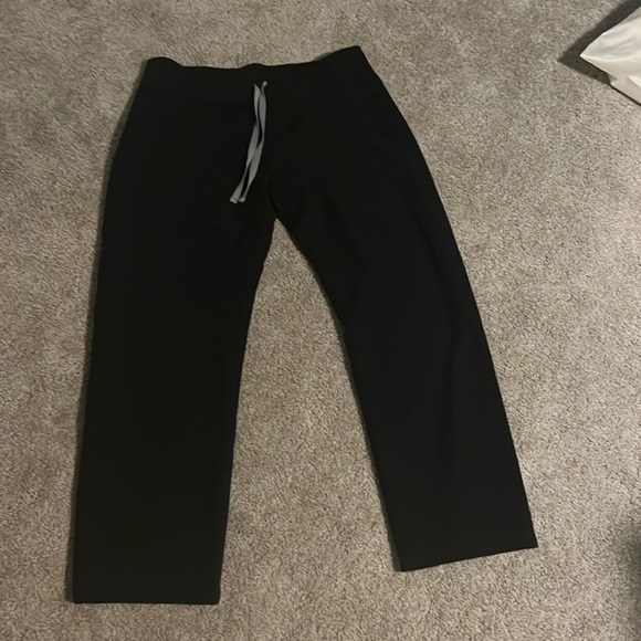 FIGS Black Scrub Bottoms - Picture 4 of 5